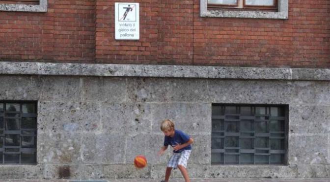 Alte Verbot: Ballspielen verboten!